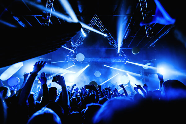 концерт вечеринок в ночном клубе с толпой людей на сцене
