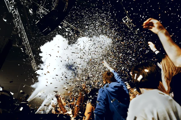 Night club party event konsert med skara människor på scenen — Stockfoto