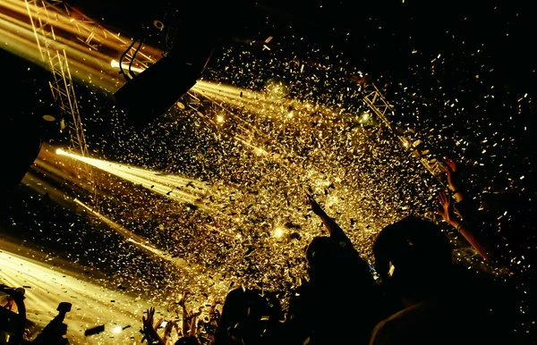 Nacht club partij gebeurtenis concert met de menigte van mensen het stadium — Stockfoto