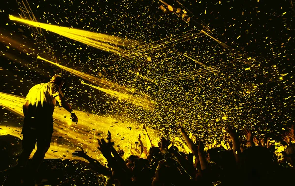 Noční klub strany událost koncert s davem lidí na jevišti — Stock fotografie