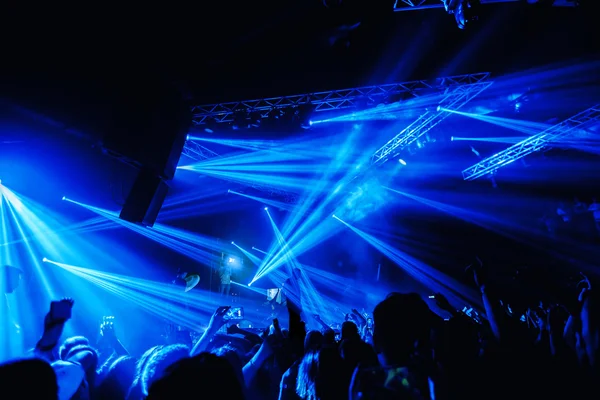 Night club party evento concerto con folla di persone sul palco — Foto Stock