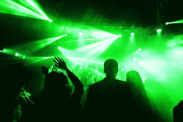 Night club party evento concerto con folla di persone sul palco — Foto Stock