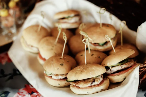 Serviço de catering rústico mesa buffet com delicioso hambúrguer — Fotografia de Stock