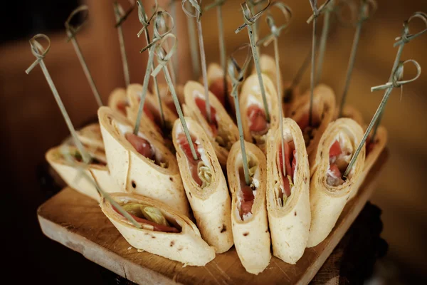 Mesa buffet de servicio de catering rústico con deliciosos aperitivos — Foto de Stock