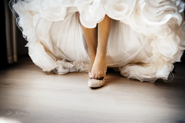 Manhã noiva vestidos de casamento sapatos de perto — Fotografia de Stock