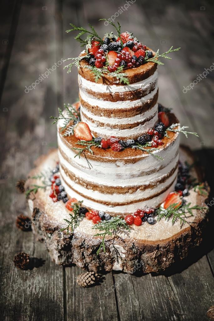 Tort Weselny W Stylu Rustykalnym Z Jagód Zdjęcie Stockowe