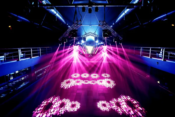 Notte festa palco concerto rave con laser rosa — Foto Stock