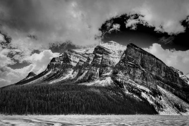 Fairview Dağı, Kanada 'nın Alberta şehrindeki Banff Ulusal Parkı' nda Louise Gölü 'nün karşısında görüldü. Yüksek kalite fotoğraf