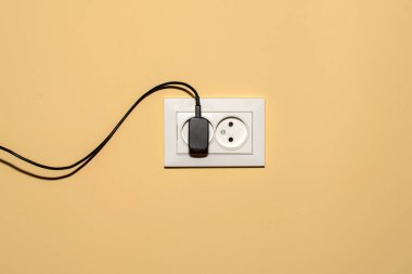 Sıva duvarında bir delik var.