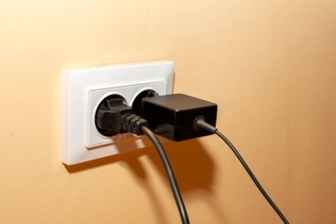 Sıva duvarında bir delik var.