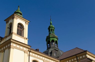 Hıristiyan kilisesinin çatısını görmek