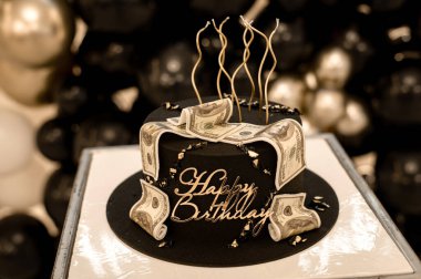 Dolar banknotlarıyla süslenmiş doğum günü pastası.