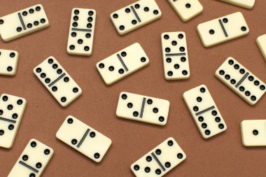 Kahverengi arka planda Domino kemikleri