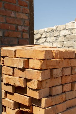 Duvara karşı tuğla yığını