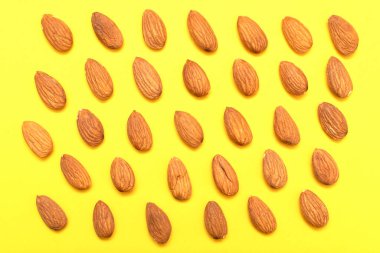 Sarı arka planda badem fıstığı