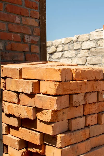 Duvara karşı tuğla yığını