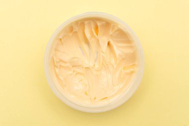 Vücut kremli bir kavanozun üst görüntüsü