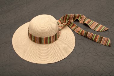 Bir kadın şapkası.