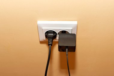 Sıva duvarında bir delik var.