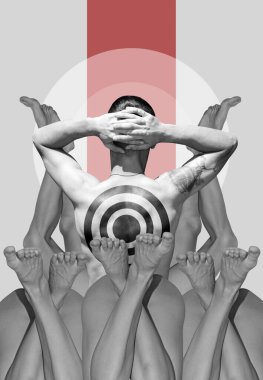 Sırtına hedef tahtası çizilmiş bir adamla kolaj. Ellerini başının arkasında ve bir kadının bacaklarında tutuyor.