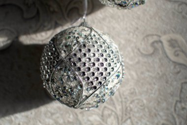 Noel dekoratif balosu duvara karşı