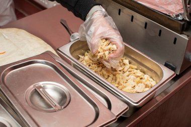 Geleneksel Türk fast food hazırlama süreci - shawarma