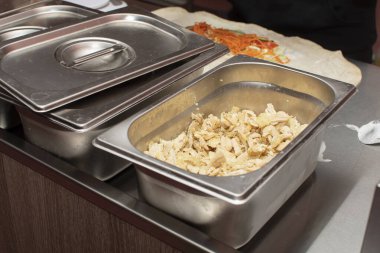 Geleneksel Türk fast food hazırlama süreci - shawarma