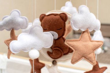 Bebek karyolası ay, ayı, yıldız ve bulutlarla dolu