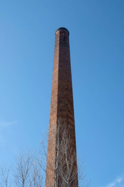 Mavi gökyüzüne karşı tuğla baca