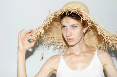 Hasır şapkalı çekici sarışın kadın.