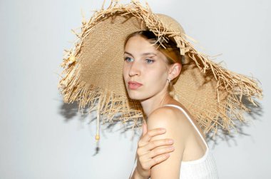 Hasır şapkalı çekici sarışın kadın.