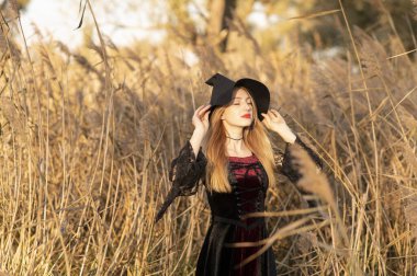 Gün batımında genç sarışın cadı