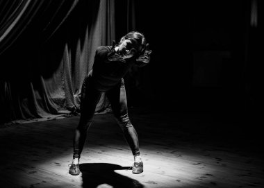 Dans eden bir kadın durur.