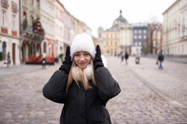 Sokakta duran çekici genç kadın.