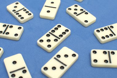 Mavi arka planda Domino kemikleri