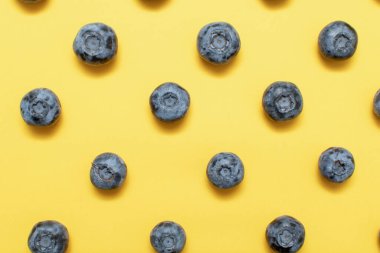 Sarı arka planda taze yaban mersini