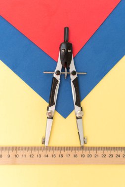 Circinus, pusula ve ahşap cetvel.