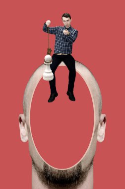 Kafasında piyon olan bir adamla kolaj yapmak.