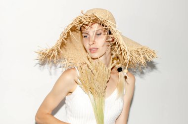 Hasır şapkalı genç bir kadının portresi.