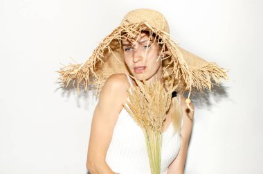 Hasır şapkalı genç bir kadının portresi.