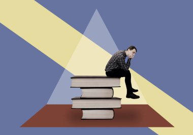 Kitapların üzerinde oturan bir adamla kolaj.