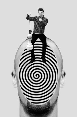 Kolaj sanatı. Erkek kafası üzerinde oturan ve elinde piyon tutan bir adam.