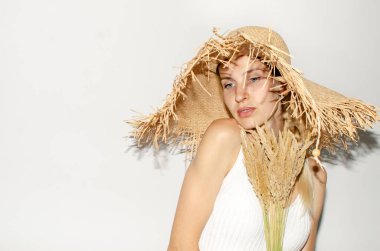 Hasır şapkalı genç bir kadının portresi.