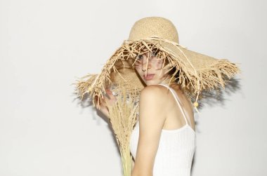 Hasır şapkalı genç bir kadının portresi.