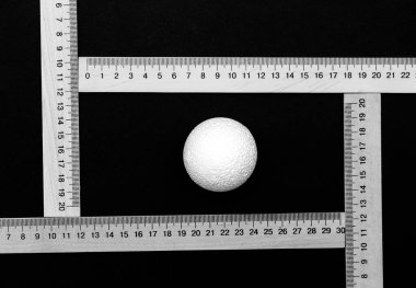 Plastik bir köpük topuyla ve tahta bir cetvelle hayat