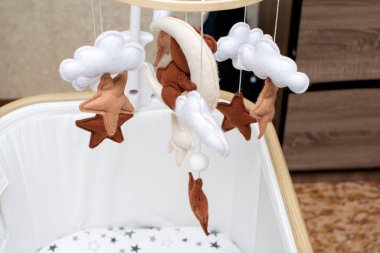 Bebek karyolası ay, ayı, yıldız ve bulutlarla dolu