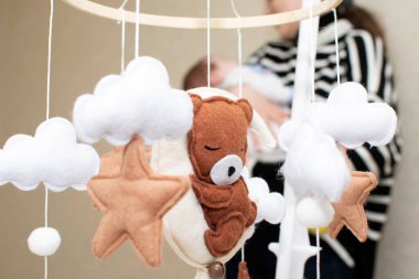 Bebek karyolası ay, ayı, yıldız ve bulutlarla dolu