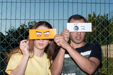 Genç bir kadının portresi ve komik, kağıttan gözlü bir adam.