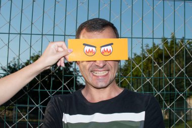 Komik, kağıt gözlü bir adamın portresi.