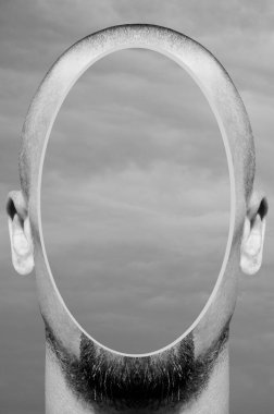 Fırtınalı gökyüzüne karşı içi boş bir adamın kafasıyla sürrealizm tarzında kolaj.